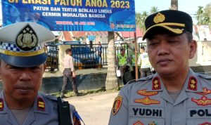 Kapolres Koltim AKBP Yudhi Palmi bersma Kasat Lantas Polres Koltim Iptu Muhlis saat memberi keterangan. (foto : Dhery)