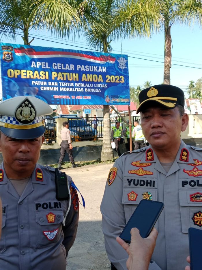 Kapolres Koltim AKBP Yudhi Palmi bersma Kasat Lantas Polres Koltim Iptu Muhlis saat memberi keterangan. (foto : Dhery)